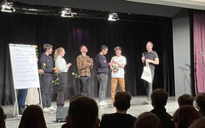 „Wortsport“: NGKler und Profis überzeugen bei fulminantem Poetry-Slam-Abend